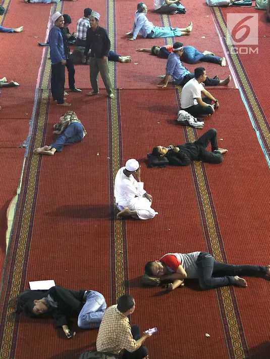 Sejumlah orang beristirahat di dalam Masjid Istiqlal, Jakarta, Kamis (17/5). Di Masjid Istiqlal ini ada sekitar 4000 kotak makanan yang dibagikan per harinya pada Ramadan tahun ini. (Liputan6.com/Immanuel Antonius)