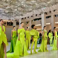 Setelah Arab Fashion Week, Hian Tjen kembali ke atas panggung runway dengan menyuguhkan 12  siluet edgy yang dramatis lewat tajuk “Lithe”. (Dok/Fimela.com/Hilda Irach).