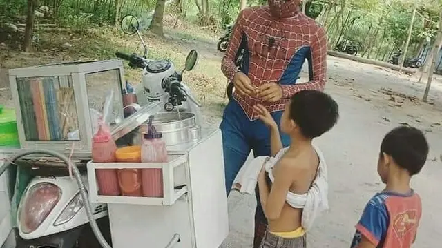 6 Potret Orang Dandan Superhero Jualan Makanan Ini Bikin Ngakak