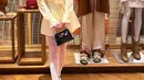 Selly Wilson hadir mengenakan blazer kuning senada dengan celaan pendeknya, dipadukan stocking lace putih dan sepatu hitam strapnya. Ia membawa mini bag Hermes warna hitam. [@sellywilson]