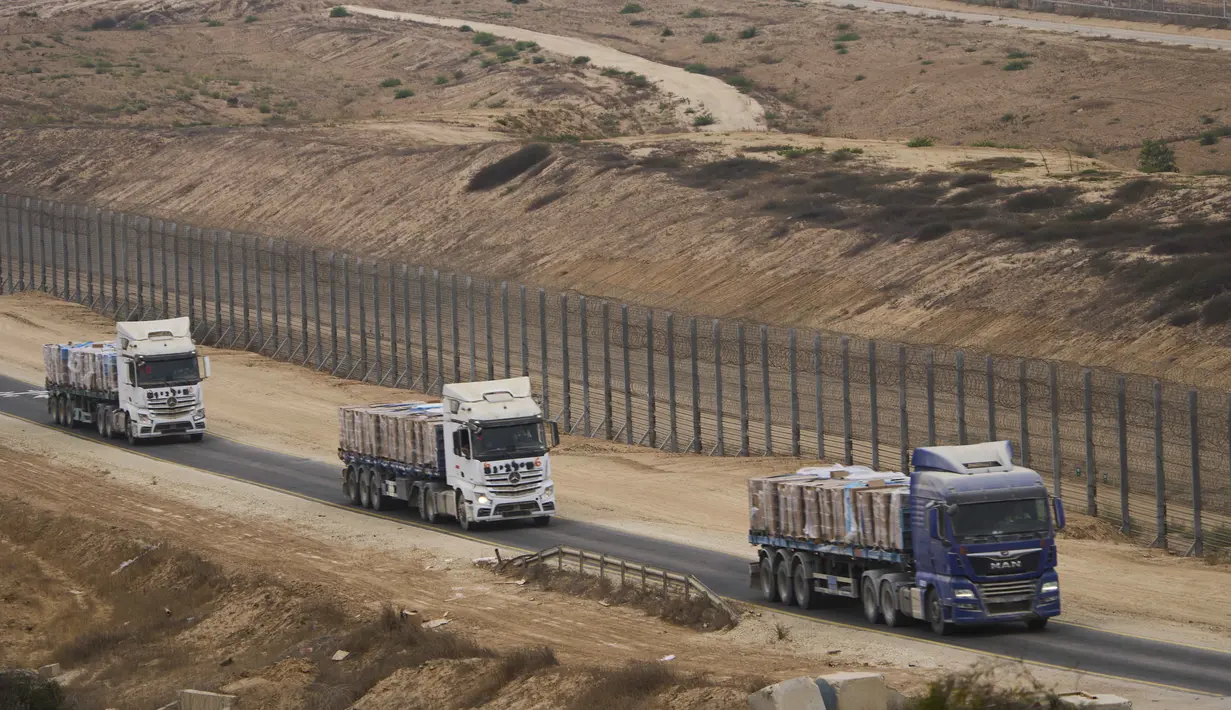 Kantor media pemerintah setempat menyebut dibutuhkan setidaknya 600 truk bantuan dan bahan bakar per hari untuk menunjang kehidupan di Gaza yang mengalami krisis. (AP Photo/Ariel Schalit)