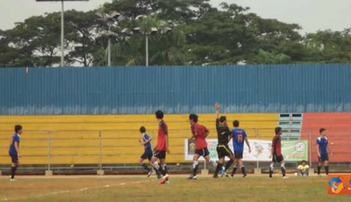 Citizen6, Depok: Di lapangan Soemantri Brodjonegoro Sports Complex, Jakarta, Tim Sepak Bola Universitas of Singapore menang melawan UI dengan skor 3 - 1. (Pengirim: Marthin Budi Laksono).