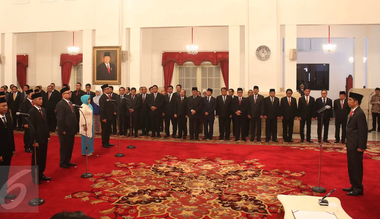 Presiden Joko Widodo (Jokowi) melantik tujuh komisioner KPU dan lima komisioner Bawaslu periode 2017-2022 di Istana Negara, Selasa (11/4). Pelantikan digelar berdasarkan keputusan yang telah ditetapkan pada 10 April 2017. (Liputan6.com/Angga Yuniar)