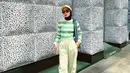 Gaya playful jadi identitas Tantri Namirah. Ia memilih celana jogger cargo warna hijau dengan jumper stripes yang colorful plus sneakers. [Foto: @tantrinamirah]