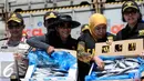 Menteri Kelautan dan Perikanan Susi Pudjiastuti menunjukan frozen pasific  Mackarel dari Jepang saat rilis penggagalan penyelundupan produk perikanan dan bahan pembuat bom di New Port Container Terminal 1, Jakarta, (13/9). (Liputan6.com/Faizal Fanani)