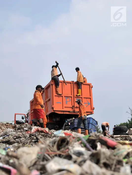 Petugas dari Dinas Lingkungan Hidup Kepulauan Seribu saat mengangkut hamparan sampah yang mengepung pesisir Cilincing, Jakarta Utara, Rabu (28/3). (Merdeka.com/Iqbal S. Nugroho)