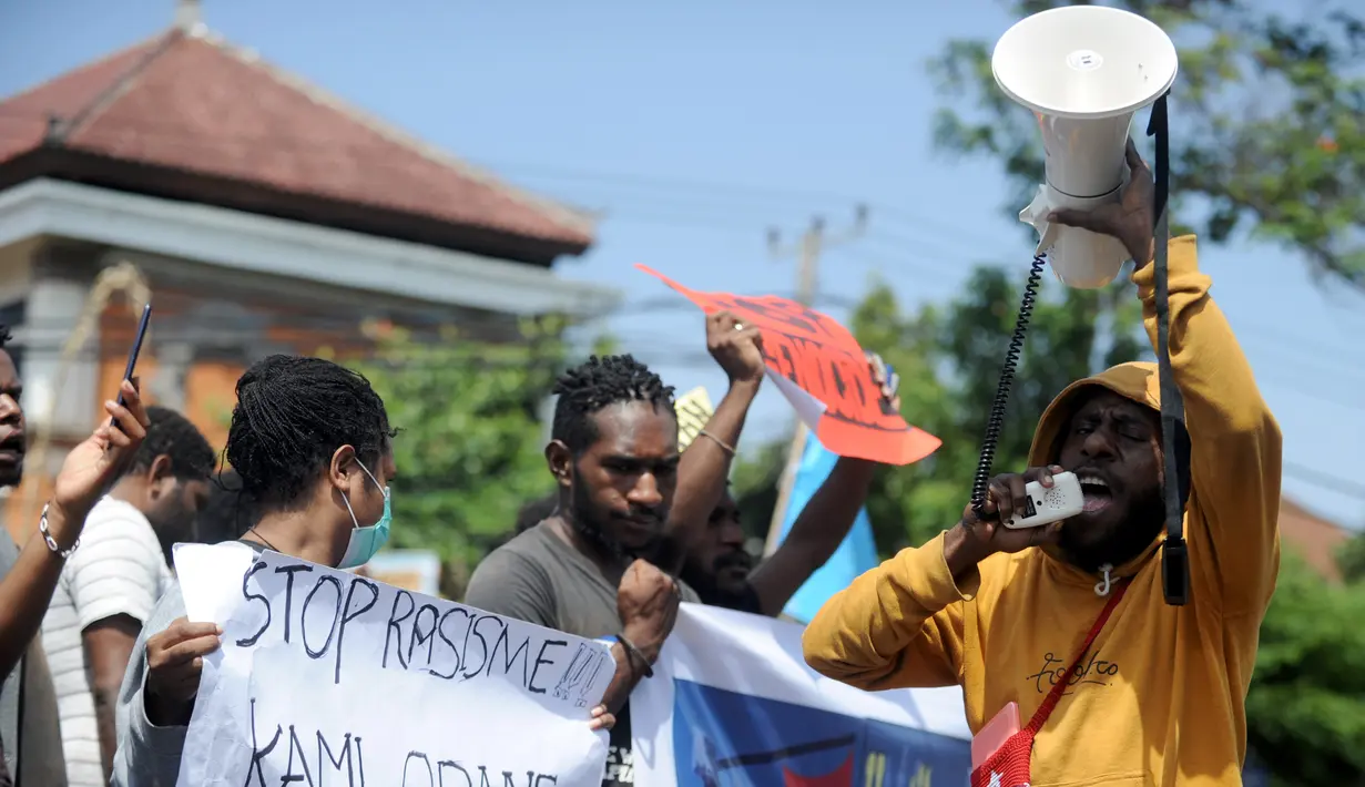 Ikatan Mahasiswa Pelajar dan Masyarakat Papua (IMMAPA) menyampaikan orasi saat berunjuk rasa di Lapangan Niti Mandala, Denpasar, Bali, Kamis (22/8/2019). Mereka menyesalkan tindakan rasis yang terjadi di Surabaya dan meminta pelaku ditindak. (SONNY TUMBELAKA/AFP)