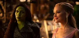 Kisah emosional Elphaba dan Glinda dalam petualangan megah penuh persahabatan, keberanian, dan keajaiban yang memadukan fantasi, musik, serta sentuhan pop culture. (Foto: Universal Pictures.doc)