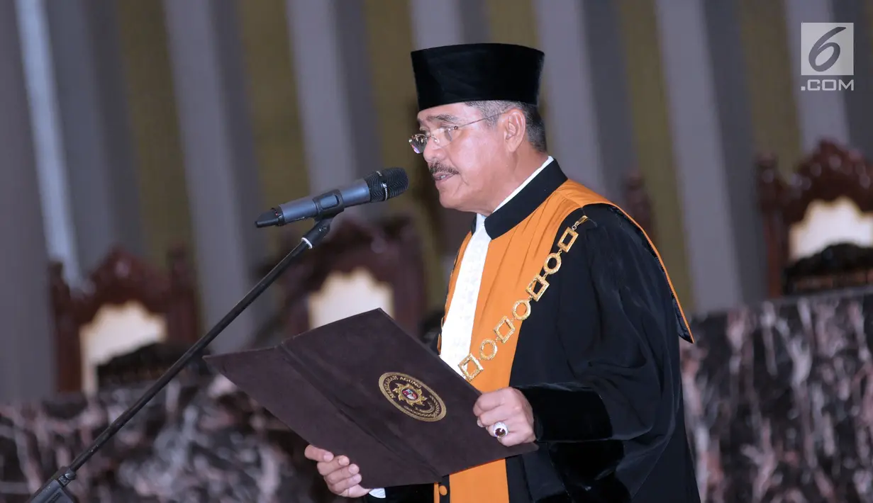 Ketua Mahkamah Agung RI, M Hatta Ali membacakan nota pengucapan sumpah jabatan Deputi Gubernur BI Dody Budi Waluyo di Gedung MA RI, Jakarta, Rabu (18/4). Dody Budi Waluyo menjadi Deputi Gubernur BI periode 2018-2023. (Liputan6.com/Helmi Fithriansyah)