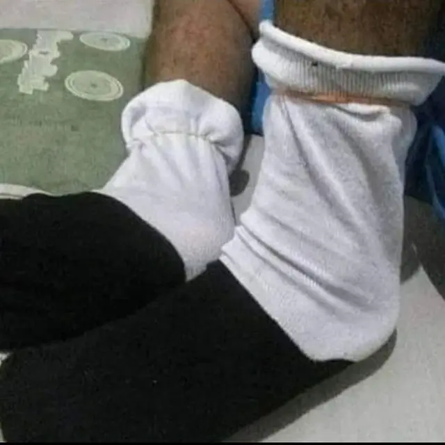 6 Potret Orang Pakai Kaus Kaki Nyeleneh Ini Bikin Geleng Kepala