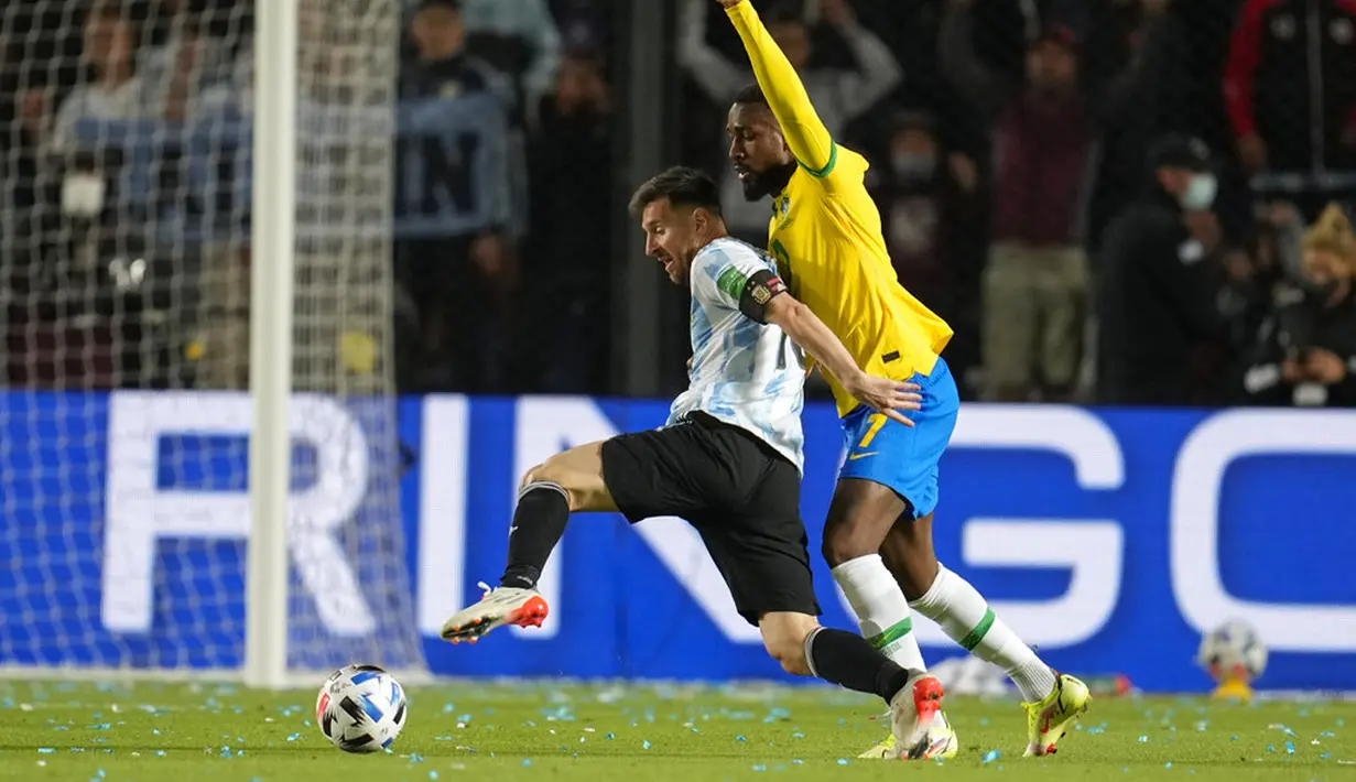 Pemain Argentina Lionel Messi (kiri) berebut bola dengan pemain Brasil Gerson pada pertandingan sepak bola kualifikasi Piala Dunia 2022 di Stadion Bicentenario, San Juan, Argentina, 16 November 2021. Pertandingan berakhir dengan skor 0-0. (AP Photo/Natacha Pisarenko)