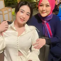 Transfer lemak itu dilakukan agar bagian bawah matanya tidak cekung setelah benjolan otot diangkat. [Foto: IG/dewiperssik9].