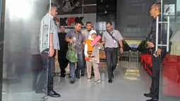 Anggota Komisi A DPRD Kebumen Dian Lestari usai menjalani pemeriksaan di Gedung KPK, Jakarta, Selasa (13/2). Dian ditetapkan sebagai tersangka berdasarkan perkembangan penyidikan dari hasil OTT pada Oktober 2016. (Liputan6.com/Herman Zakharia)