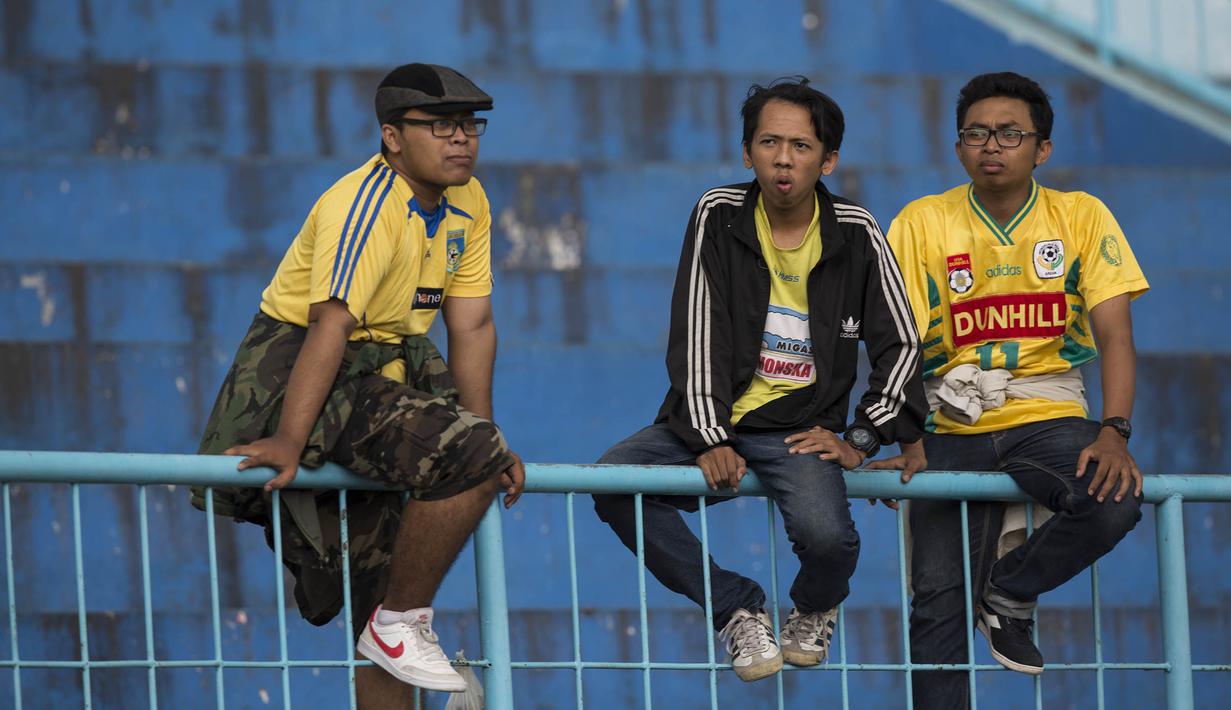 Pertandingan Sriwijaya FC melawan Gresik United pada laga Piala Jenderal Sudirman berlangsung sepi penonton di Stadion Kanjuruhan, Malang, Kamis (19/11/2015). (Bola.com/Vitalis Yogi Trisna)