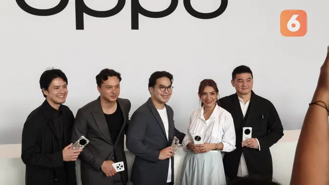 CMO Oppo Indonesia Patrick Owen (tengah) bersama dengan sejumlah public figure, dari Morgan Oey, Nicholas Saputra, Najwa Shihab, hingga Chef Arnold memamerkan Oppo Find X8 Series di peluncuran Oppo Find X8 Series di Bali beberapa waktu lalu.