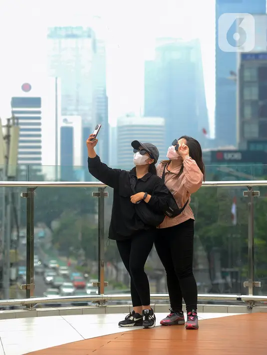Suhu udara di Jakarta pagi ini dilaporkan 30 Celsius dengan cuaca berkabut dan kelembapan udara 57 persen. Kecepatan angin mencapai 7,4 km per jam dengan tekanan 1.015 mbar. (merdeka.com/Arie Basuki)