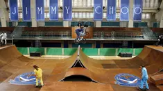 Sejumlah model pria menggunakan sepeda dan skatebord saat tampil memperagakan busana dan aksesoris karya Jimmy Choo di London, Inggris, Senin (15/6/2015). (REUTERS/Suzanne Plunkett)