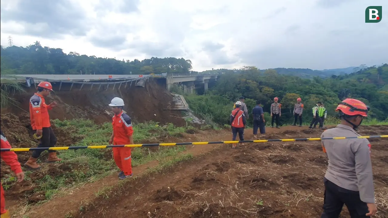 Pekerja PT Trans Jabar Tol saat melakukan memperbaiki longsoran (Liputan6.com/Fira Syahrin).