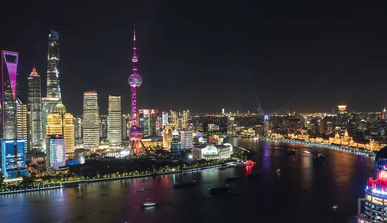 Pertunjukan cahaya di kawasan Lujiazui, Shanghai, China timur (4/11/2020). Sebuah pertunjukan cahaya bertema gelaran Pameran Impor Internasional China (China International Import Expo/CIIE) digelar di Lujiazui pada Rabu (4/11). (Xinhua/Zhang Haofu)