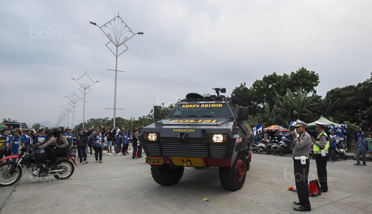 Para pemain dan official Persija tiba menggunakan rantis di Stadion GBLA Bandung, Jawa Barat, Sabtu (22/7/2017). Persija akan melawan Persib pada laga Liga 1. (Bola.com/Vitalis Yogi Trisna)