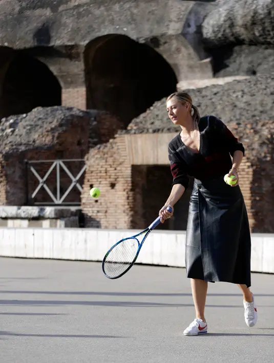 Petenis asal Rusia, Maria Sharapova saat bermain tenis di Colosseum, Roma, Italia (14/5). Sharapova sebelumnya terkena hukuman larangan bertanding akibat terjerat kasus doping. (AP Photo / Gregorio Borgia)