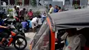 Kerumunan warga yang sedang mencari batu giok di trotoar  Kawasan Tomang sempat membuat lalu lintas menjadi tersendat, Jakarta, Sabtu, (9/5/2015). (Liputan6.com/Andrian M Tunay)