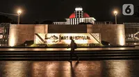 Pejalan kaki melintas di depan Masjid Istiqlal, Jakarta, Senin (22/2/2021). Wajah baru Masjid Istiqlal terasa lebih indah ketika menjelang malam dengan ornamen lampu yang menghiasi seluruh kompleks masjid. (merdeka.com/Iqbal S Nugroho)