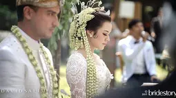 Penyanyi Raisa saat melangsungkan akad nikah dengan Hamish Daud. Usai melangsungkan akad dan resepsi di Jakarta, sejoli ini rencananya akan menggelar private party di Bali. (Facebook/Bridestory Indonesia)