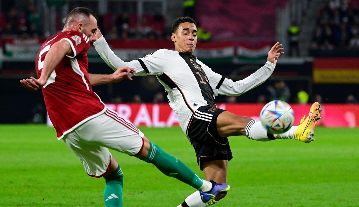 Jamal Musiala merupakan salah satu pemain termuda di Piala Dunia 2022. Ia dipanggil oleh Hansi Flick untuk memperkuat Timnas Jerman di ajang empat tahunan tersebut. Musiala tampil mengagumkan di Bayern Munchen setelah mamampu mencetak 9 gol dan 7 assist dalam 14 penampilannya di Liga Jerman. (AFP/John Macdougall)