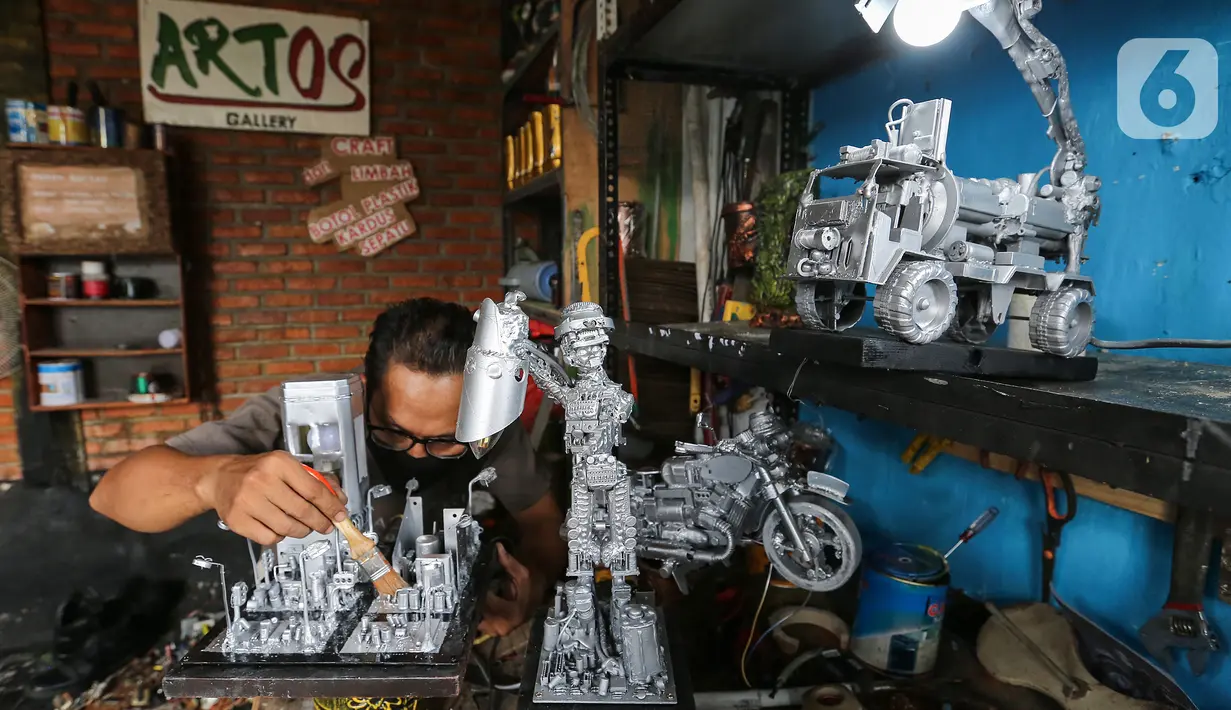 Animator Toto Sihono, membersihkan produk berupa pajangan dari limbah komponen elektronik di Galeri Artos Griya Asri Pamulang, Tangsel, Rabu (16/8/2020). Produk dari limbah elektronik yang digeluti sejak tahun 2016 dijual dengan harga Rp250 ribu hingga Rp350 ribu perbuah. (Liputan6.com/Fery Pradolo)