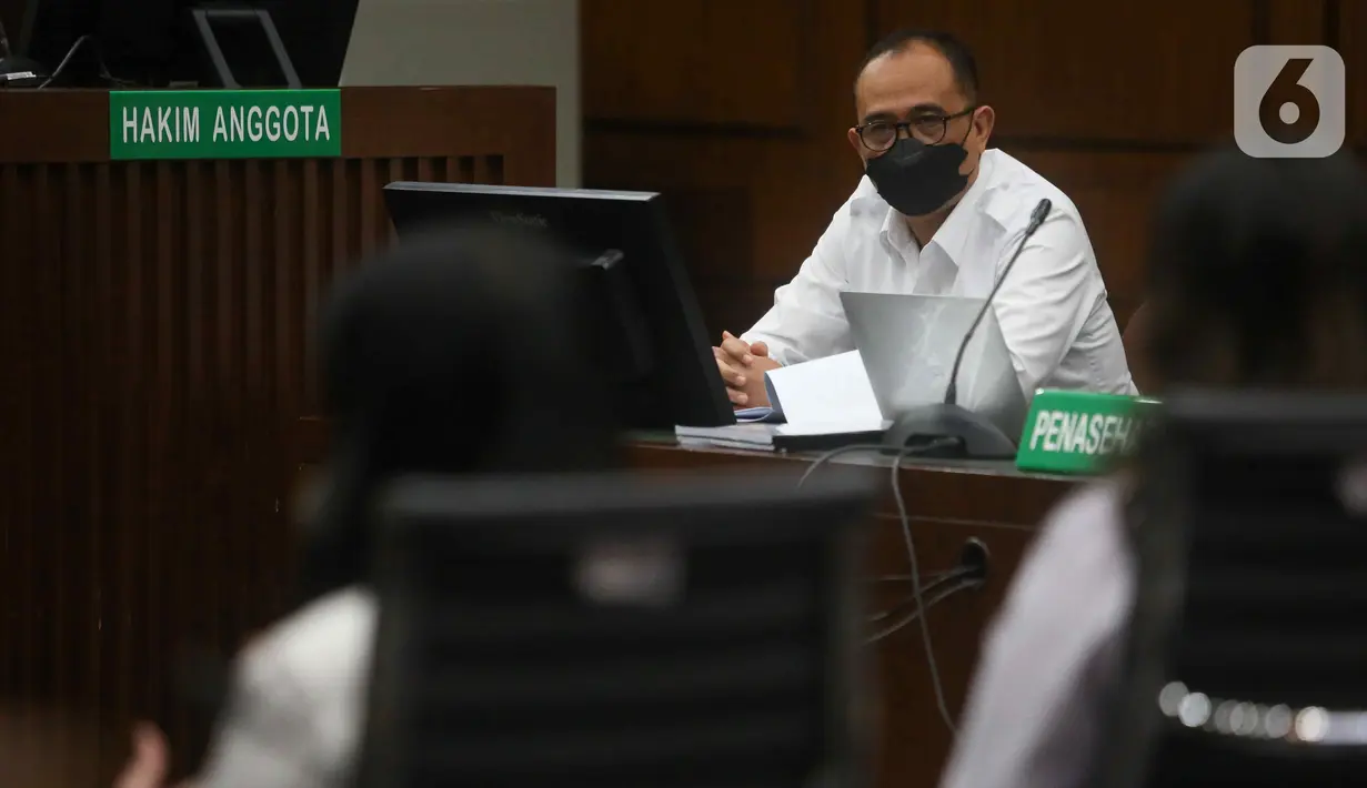 <p>Sebelumnya, Rafael Alun didakwa menerima gratifikasi Rp 16,6 miliar dan tindak pidana pencucian uang (TPPU) hingga Rp 100 miliar. (Liputan6.com/Herman Zakharia)</p>