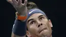 Petenis Spanyol, Rafael Nadal meservis bola saat bertanding melawan Nick Kyrgios dari Australia selama pertandingan tunggal putaran keempat di kejuaraan tenis Australia Terbuka di Melbourne, Australia (27/1/2020). Rafael Nadal menang dengan skor 6-3, 3-6, 7-6 (6), 7-6 (4). (AP Photo/Andy Wong)