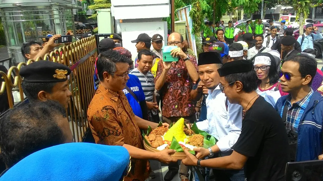 Risma Batal Maju di Pilkada Jatim, Warga Surabaya Gelar Syukuran