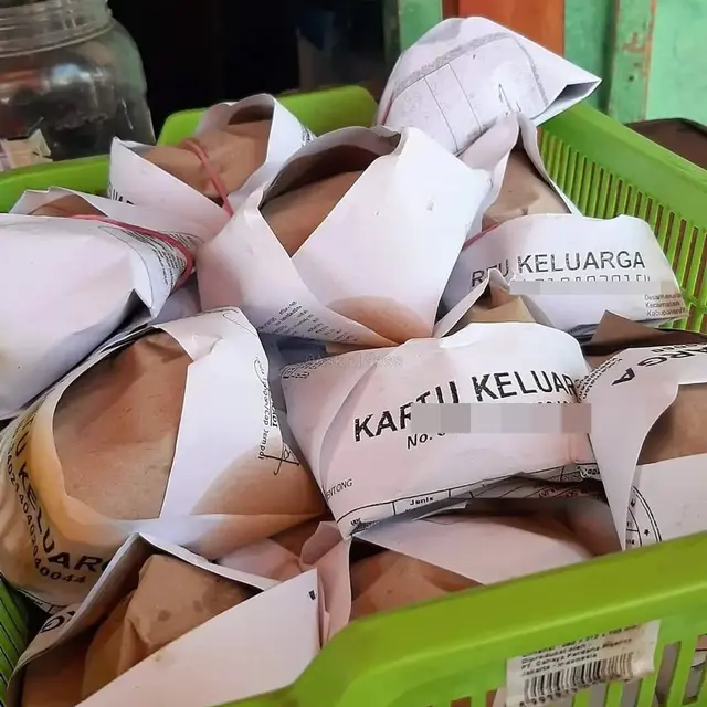 6 Bungkus Makanan Pakai Kertas Dokumen Penting Ini Bikin