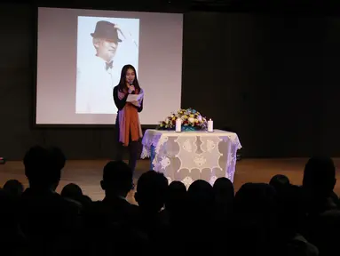 Kapten grup idol JKT 48, Melody saat membuka mengheningkan cipta dan doa bersama di JKT48 Theater, Jakarta, Senin (27/03). (Liputan6.com/Herman Zakharia)