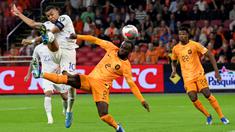 Pemain Prancis, Kylian Mbappe, melepaskan tendangan saat melawan Belanda pada Kualifikasi EURO 2024 Grup B di Stadion Johan Cruijff Arena, Sabtu (14/10/2023). Prancis menang dengan skor 2-1. (AFP/John Thys)