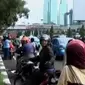 Jalan ditutup selama KAA, sebagian warga Jakarta kebingungan saat berangkat kerja. Bahkan seorang ibu menangis akibat tidak tahu arah jalan.