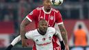 Pemain Bayern Munchen, Jerome Boateng berebut bola dengan pemain Besiktas, Vagner Love pada pertandingan pertama babak 16 besar Liga Champions di Allianz Arena, Selasa (20/2).  Bayern melumat Besiktas lima gol tanpa balas. (Matthias Balk/dpa via AP)