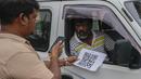 Seorang pekerja memindai kode QR sebelum mengisi bensin ke kendaraan di sebuah pompa bensin di Kolombo, Sri Lanka, Senin, 1 Agustus 2022. Sri Lanka memperkenalkan distribusi bahan bakar menggunakan kode QR pada hari Senin sebagai bagian dari penerapan kuota mingguan untuk pengendara. (AP Photo/Eranga Jayawardena)