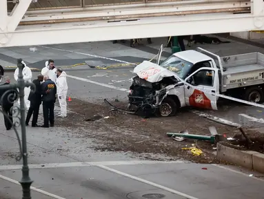 Petugas keamanan berdiri dekat sebuah truk dari Home Depot yang menabrak pejalan kaki dan pesepeda di dekat World Trade Center (WTC), New York, Selasa (31/10). Aksi itu menewaskan delapan orang dan melukai belasan lainnya. (AP/Bebeto Matthews)