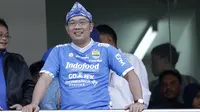 Gubernur Jawa Barat, Ridwan Kamil, saat menyaksikan laga Persib Bandung melawan Persija Jakarta pada laga Liga 1 di Stadion GBLA, Jawa Barat, Minggu (23/9/2018). Persib menang 3-2 atas Persija. (Bola.com/M Iqbal Ichsan)