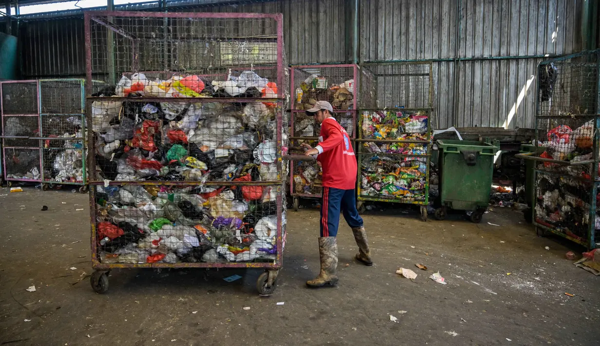 Sampah plastik ini perlu mendapat perhatian khusus karena dampaknya terhadap lingkungan dan kesehatan. (JUNI KRISWANTO/AFP)