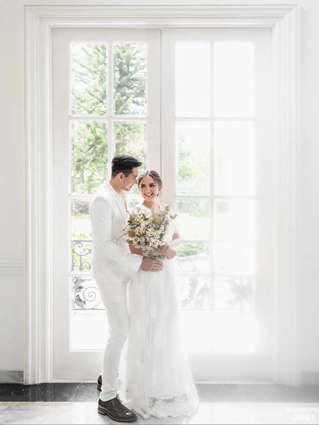 Anniversary ke-15, Ini 7 Potret Darius Sinathrya dan Donna Agnesia Pakai Baju Pernikahan