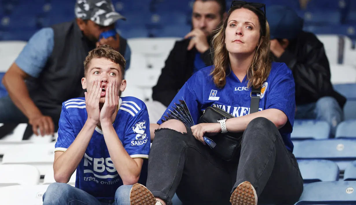 Suporter Leicester City termenung saat menyaksikan laga melawan West Ham United pada laga Liga Inggris di Stadion King Power, Minggu (28/5/2023). The Foxes resmi degradasi setelah mengakhiri musim di urutan 18 klasemen akhir dengan 34 poin. (AFP/Darren Staples)