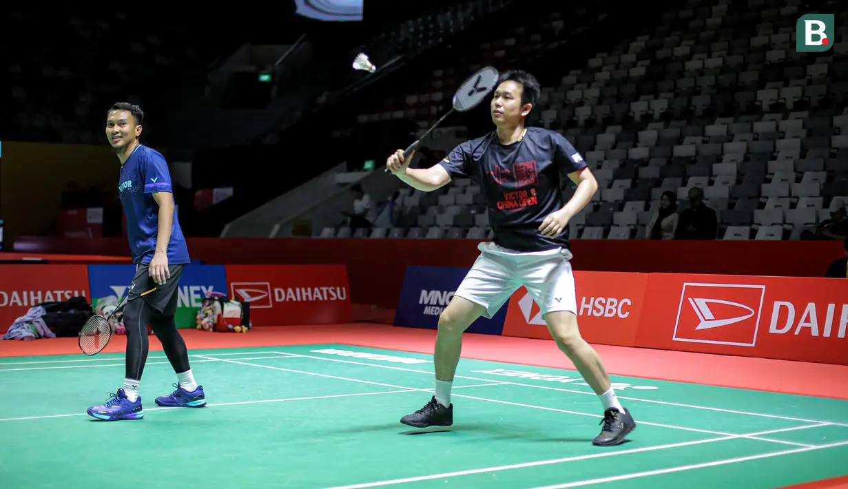 Pebulu tangkis Indonesia, Hendra Setiawan berpasangan dengan Mohammad Ahsan berusaha mengembalikan kok saat berlatih menjelang turnamen Indonesia Masters 2025 di Istora Senayan, Jakarta, Senin (20/01/2025). (Bola.com/Bagaskara Lazuardi)