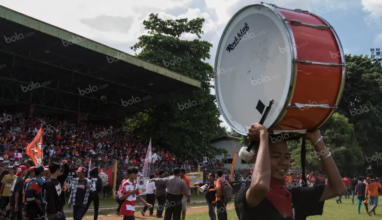 Tabuhan alat musik dari anggota The Jakmania mengiringi pasukan Persija Jakarta beraksi menghadapi klub Kalimantan, Barito Putera. (Bola.com/Vitalis Yogi Trisna)