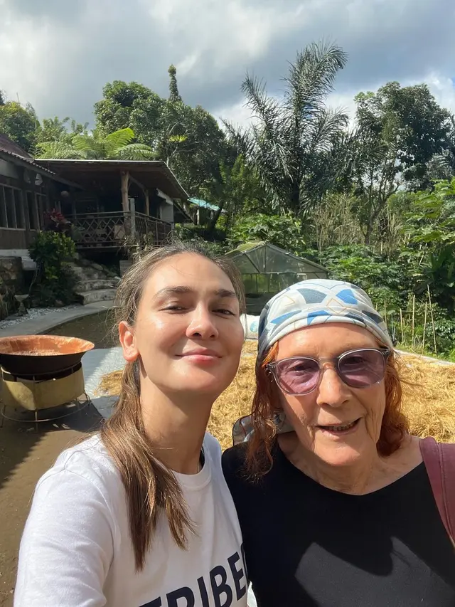 Luna Maya dan ibunda tercinta.