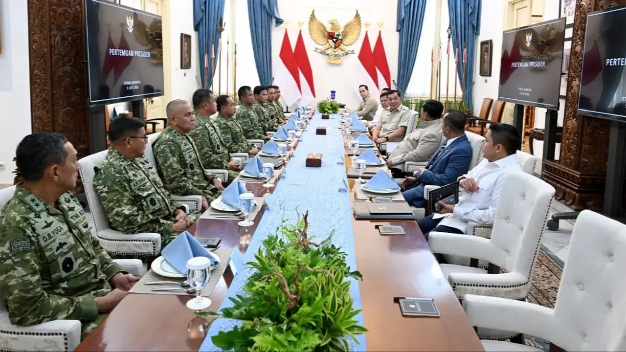 Presiden Prabowo Subianto menerima Panglima TNI Jenderal TNI Agus Subiyanto, Wakil Panglima TNI Letjen TNI Tandyo Budi Revita, serta para kepala staf di Istana Merdeka Jakarta.