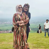 Pedangdut Jhonny Iskandar sangat dikenal tahun 1980-an hingga 1990-an. Lagu yang membuat namanya melejit adalah Bukan Pengemis Cinta. Setelah itu makin melejit berkat duet dengan Mega Mustika lewat lagu Basah Kembali. Selain penyanyi solo, juga sebagai vokalis grup musik dangdut jenaka OM PMR. [Instagram/jhony.isk]