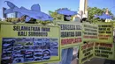 Aktivis dari Ecoton (Pengamatan Ekologi dan Konservasi Lahan Basah) yang mengenakan topeng ikan ikut serta dalam unjuk rasa menyerukan sungai bersih bebas sampah dan limbah industri, serta perlindungan ikan sungai, sebagai bagian dari perayaan Hari Lingkungan Hidup Sedunia di Surabaya, Jawa Timur, Jumat 5 Juni 2026. (JUNI KRISWANTO/AFP)